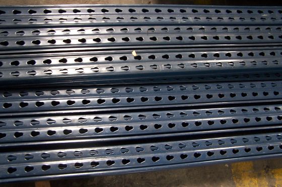 倉庫収納用のカスタムスロットアングル鋼軽量棚